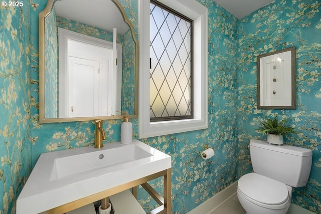 2869 SW Champlain Dr, Portland, OR 97205 - bathroom with toilet, baseboards, and a sink