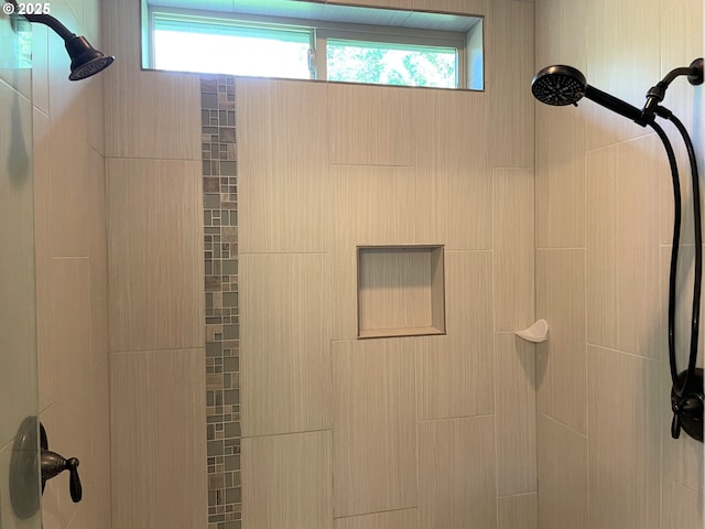 bathroom featuring a tile shower