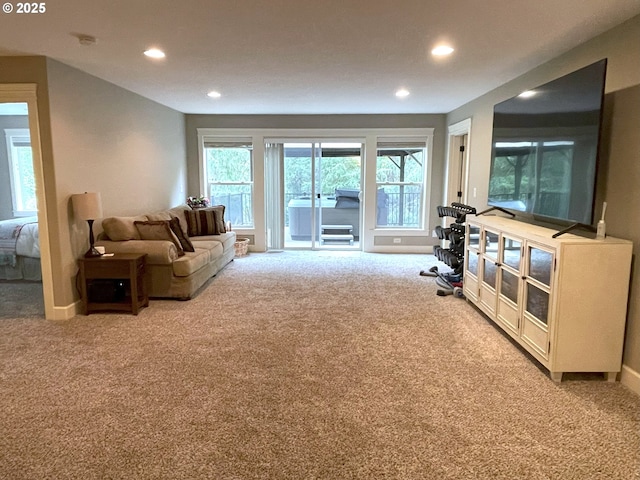 living area featuring recessed lighting, carpet flooring, and baseboards