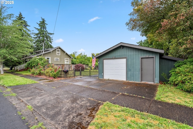 623 10th Ave, Albany, OR 97321 - detached garage featuring driveway