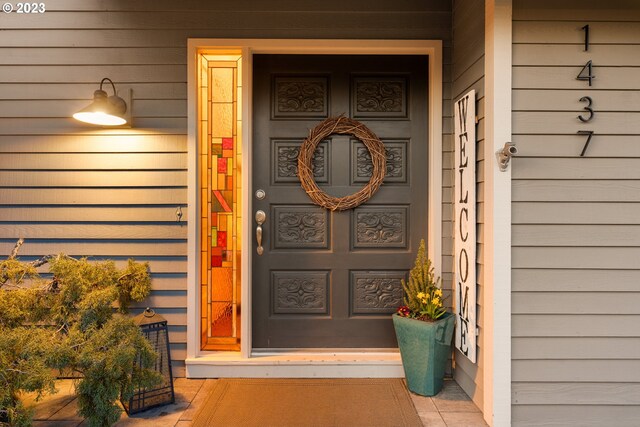 1437 Greentree Cir, Lake Oswego, OR 97034 - view of exterior entry featuring a porch