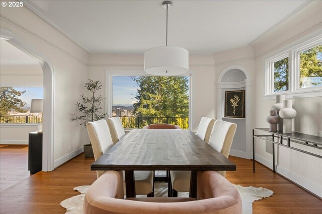 dining room with baseboards, visible vents, and light wood-style flooring