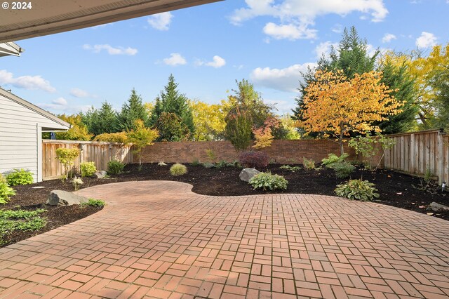 8070 SW Fairway Dr, Wilsonville, OR 97070 - fenced backyard featuring a patio area