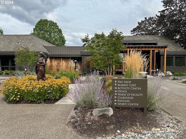 8070 SW Fairway Dr, Wilsonville, OR 97070 - view of front facade with a shingled roof