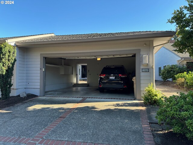 8070 SW Fairway Dr, Wilsonville, OR 97070 - garage with driveway