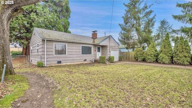 bungalow featuring a front lawn