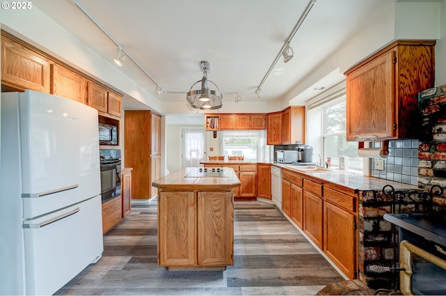 589 NW 3rd Ave, Canby, OR 97013 - kitchen with black appliances, track lighting, a peninsula, and wood finished floors