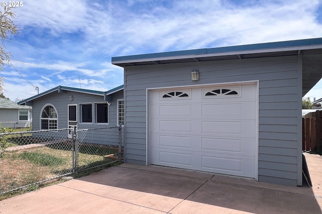 1214 NE Loper Ave, Prineville, OR 97754 - garage featuring fence