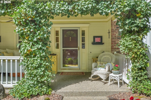 entrance to property featuring covered porch
