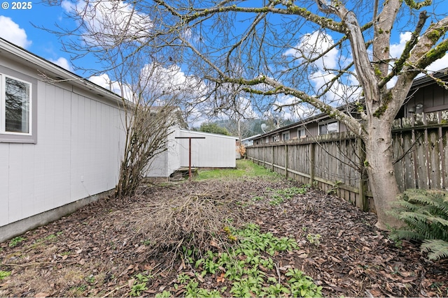 view of yard with a shed