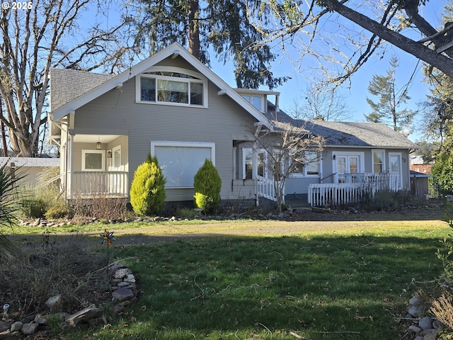 view of front of house featuring a front lawn