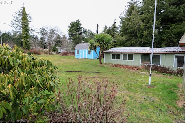 view of yard featuring a storage shed