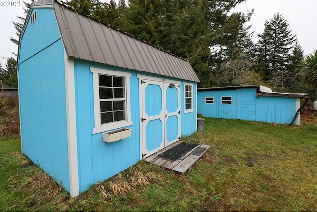 view of outdoor structure featuring a yard