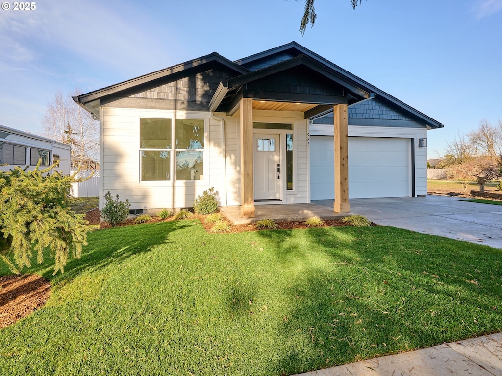 view of front of house featuring a front lawn and a garage