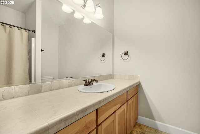 full bath featuring toilet, a shower with curtain, vanity, and baseboards