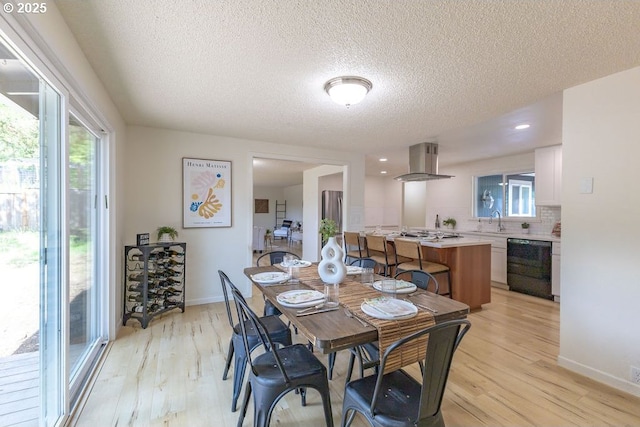 435 E 53rd Ave, Eugene, OR 97405 - dining area featuring light wood-type flooring and a textured ceiling