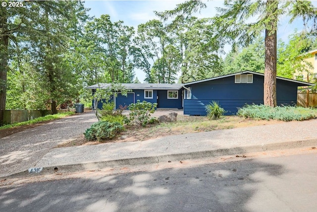435 E 53rd Ave, Eugene, OR 97405 - single story home featuring gravel driveway