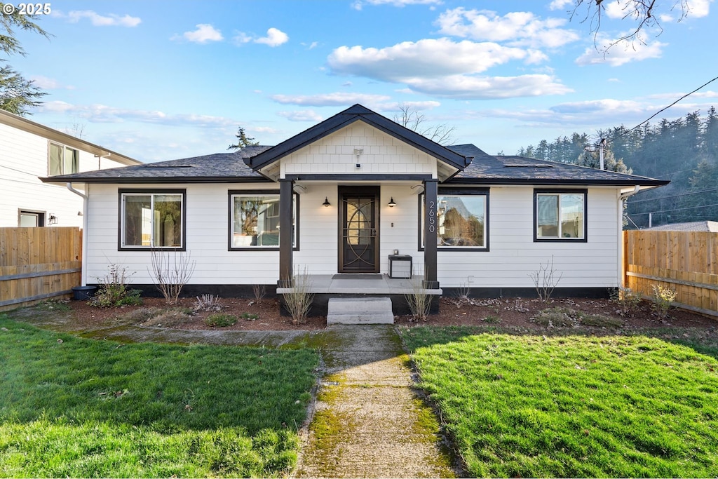 view of front of property featuring a front yard