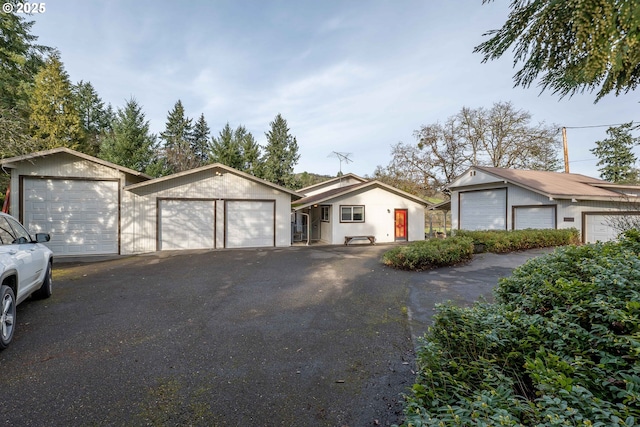 5383 Sunshine Rd, Roseburg, OR 97470 - ranch-style house with a detached garage and an outdoor structure