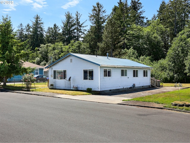 125 SW Cedar Ave, Warrenton, OR 97146 - view of front facade featuring crawl space and a metal roof
