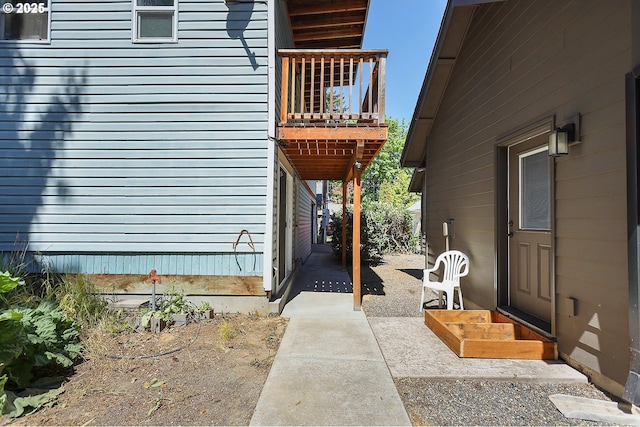 property entrance featuring a balcony