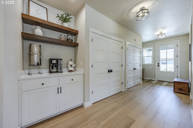 91209 N Coleman St, Eugene, OR 97408 - entryway featuring light wood-style flooring and a textured ceiling