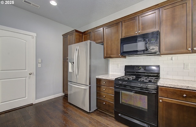 kitchen with tasteful backsplash, visible vents, baseboards, black appliances, and dark wood-style flooring