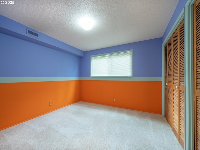 2830 Capital Dr, Eugene, OR 97403 - unfurnished bedroom featuring a textured ceiling, carpet, and a closet