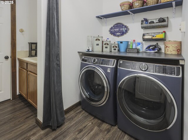 laundry room with laundry area, dark wood-style flooring, and independent washer and dryer