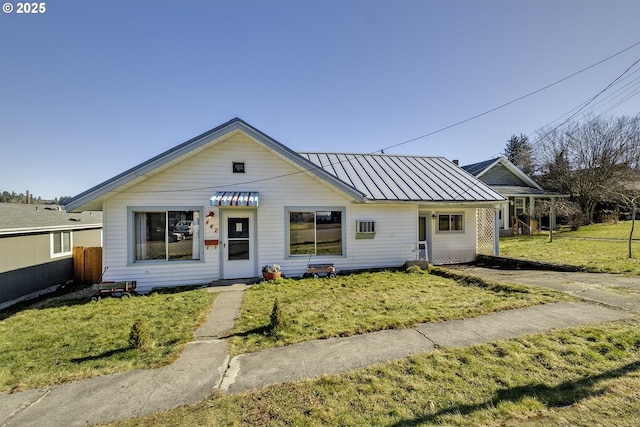 view of front of home with a front lawn