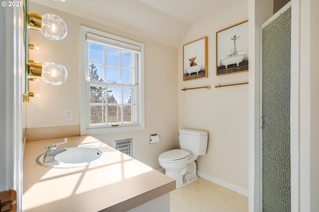 992 SW Westwood Dr, Portland, OR 97239 - full bath featuring vanity, toilet, a shower with door, baseboards, and lofted ceiling