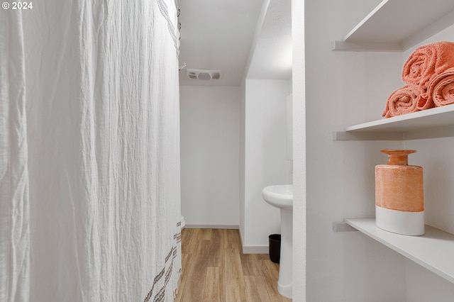 full bath with visible vents, wood finished floors, and baseboards