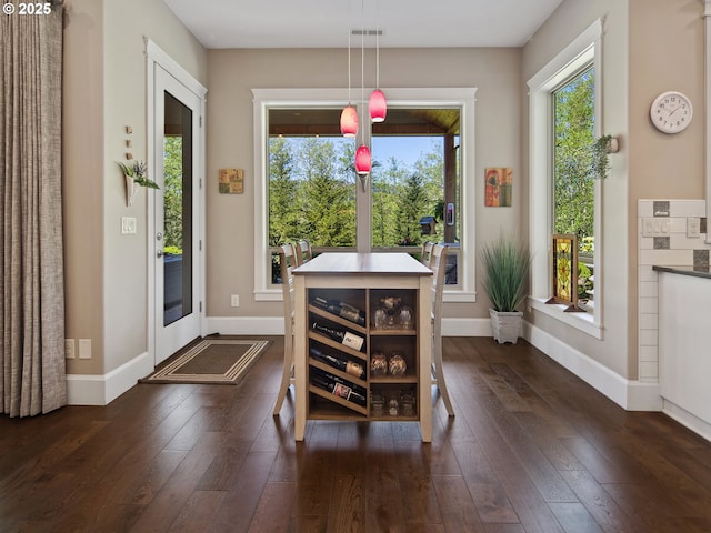 dining room featuring visible vents, dark wood finished floors, and baseboards