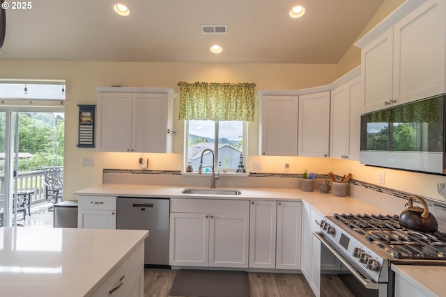 120 Sundance Ct, Roseburg, OR 97471 - kitchen featuring appliances with stainless steel finishes, plenty of natural light, light countertops, and recessed lighting