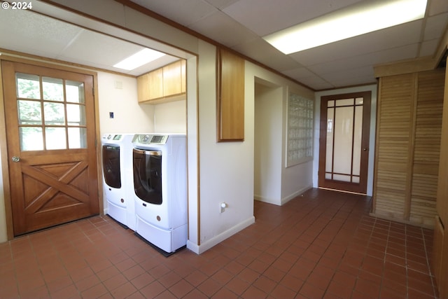 clothes washing area featuring laundry area, washing machine and clothes dryer, and baseboards