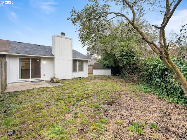 view of yard with a storage shed