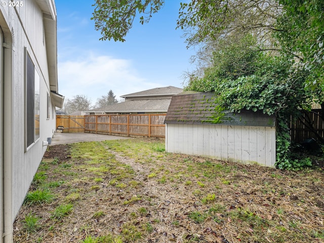 view of yard featuring a storage unit