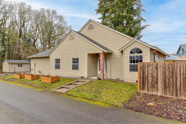 view of front of property with a front yard