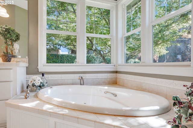 5632 Mac Way, Silverton, OR 97381 - bathroom with a bath