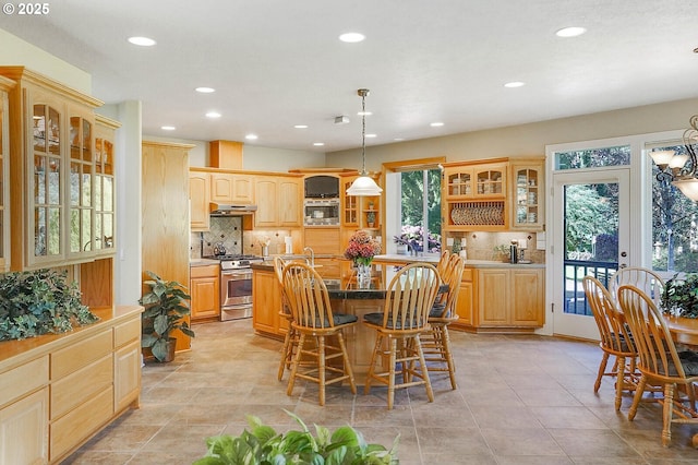 5632 Mac Way, Silverton, OR 97381 - dining room with recessed lighting, light tile patterned floors, and bar area