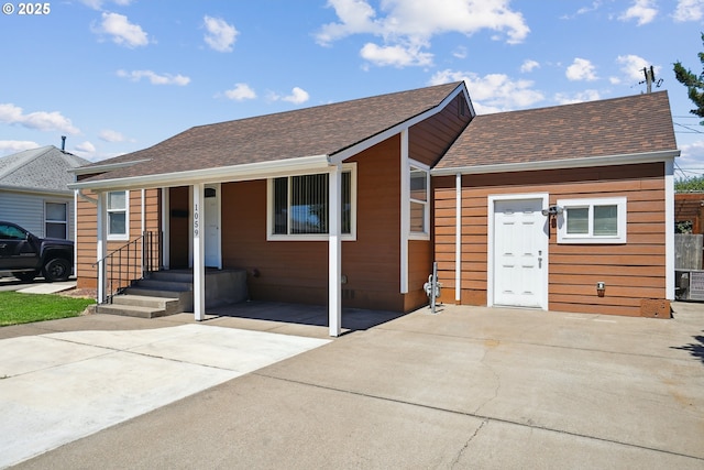 1059 16th Ave SW, Albany, OR 97321 - ranch-style house featuring roof with shingles