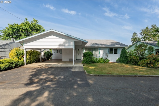 154 W Hickory St, Roseburg, OR 97471 - ranch-style house with driveway and a front yard