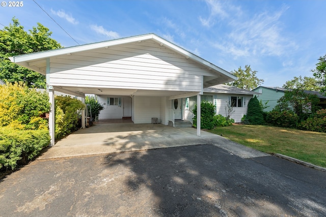 154 W Hickory St, Roseburg, OR 97471 - view of front facade featuring driveway, a carport, and a front yard
