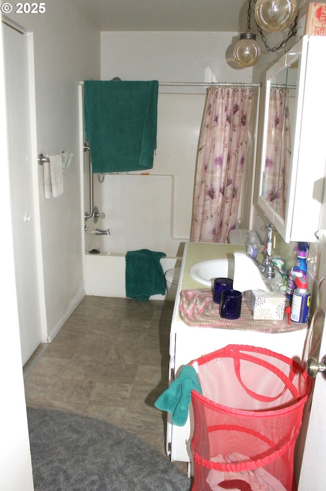 bathroom with shower / tub combo with curtain, vanity, and toilet