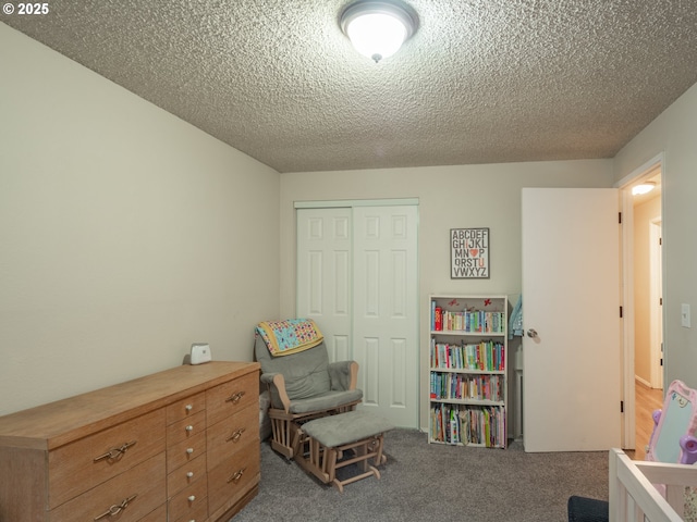 living area featuring carpet flooring and a textured ceiling