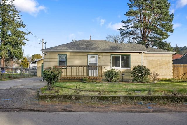 view of front of property with a front yard