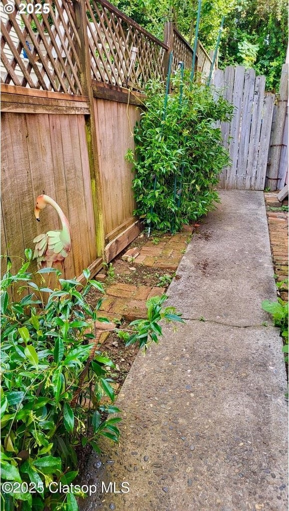659 Florence Ave, Astoria, OR 97103 - view of yard