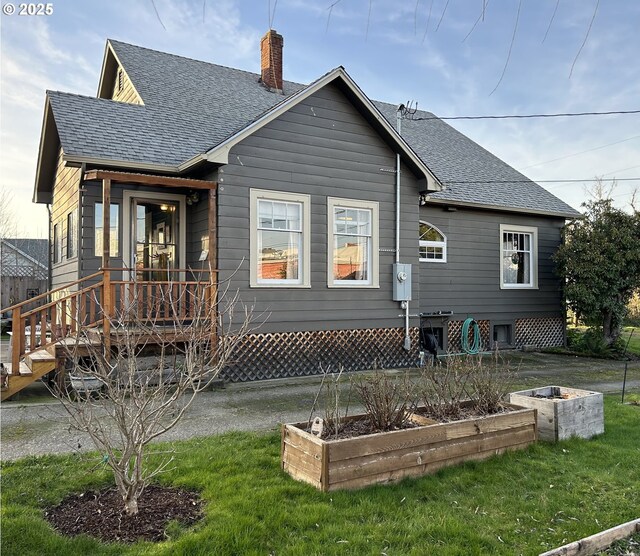 bungalow-style house featuring covered porch and a front lawn