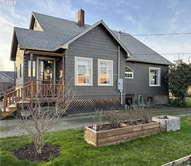 back of house featuring a lawn