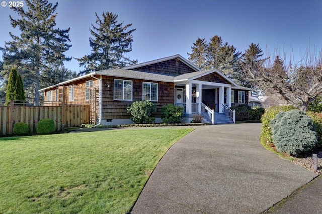 view of front facade featuring a front lawn